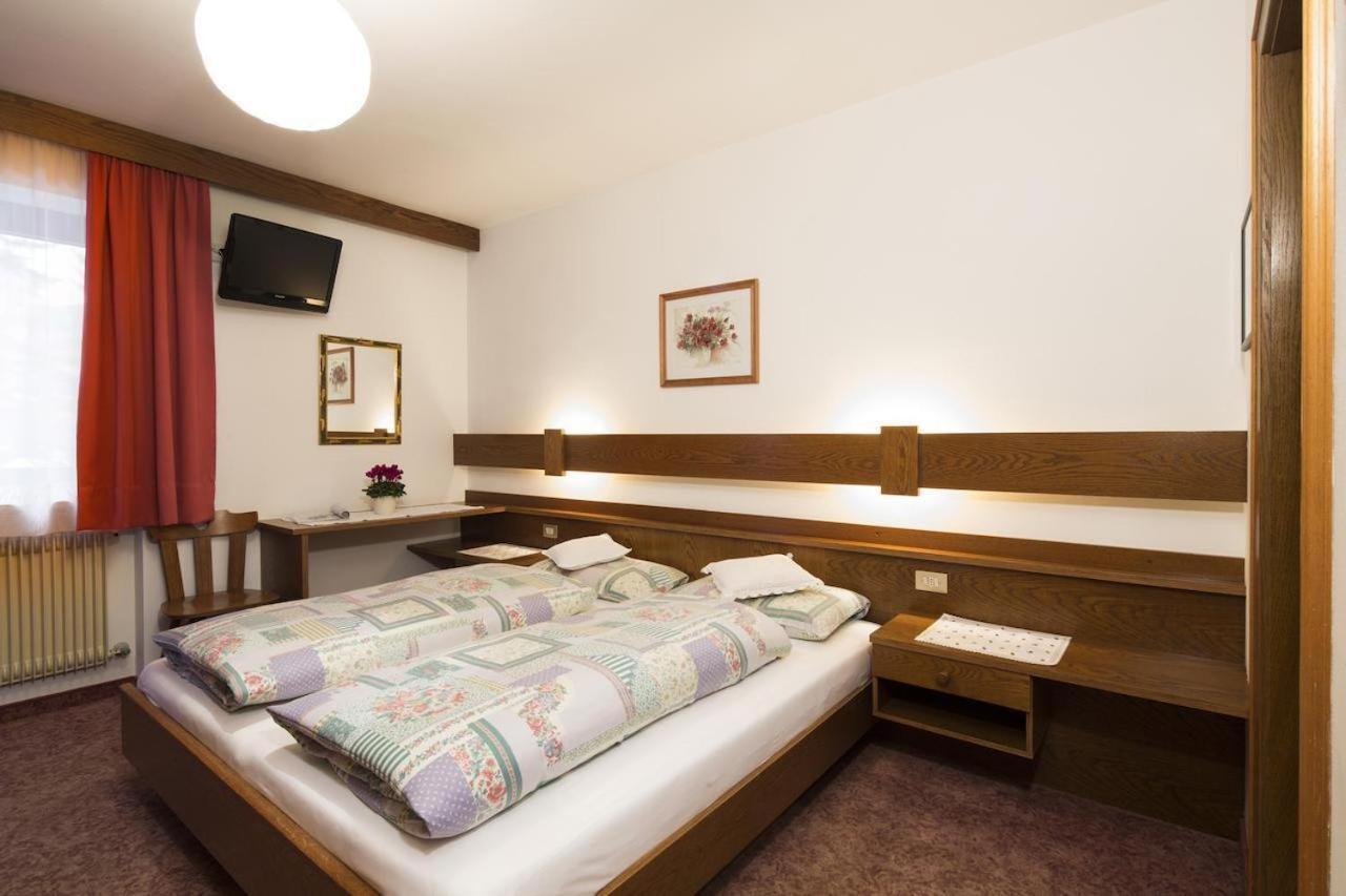 Ciasa Iris Otel Colfosco Oda fotoğraf