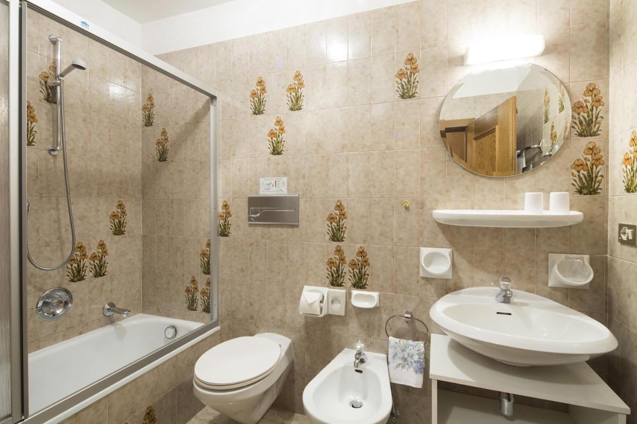Ciasa Iris Otel Colfosco Oda fotoğraf