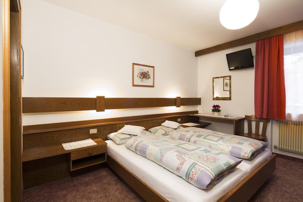 Ciasa Iris Otel Colfosco Oda fotoğraf