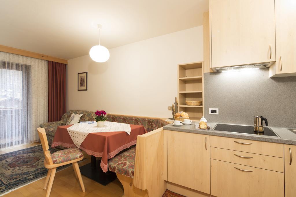 Ciasa Iris Otel Colfosco Oda fotoğraf
