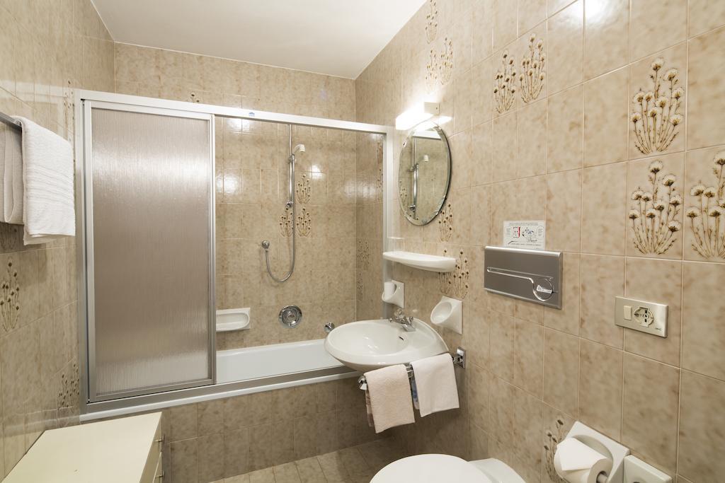 Ciasa Iris Otel Colfosco Oda fotoğraf