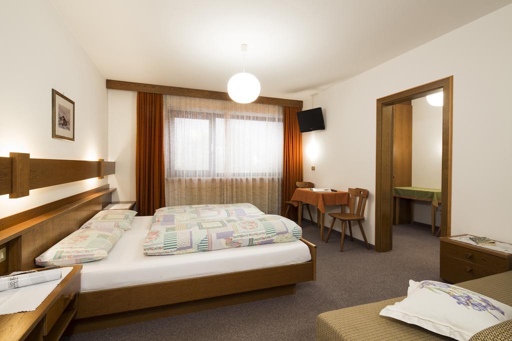 Ciasa Iris Otel Colfosco Oda fotoğraf